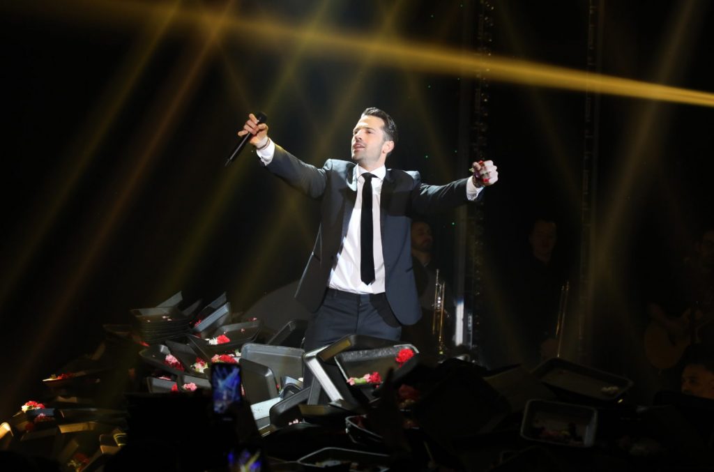 Κωνσταντίνος Αργυρός: Θαυμάστρια του πέταξε… σουτιέν στη συναυλία του στη Χαλκίδα