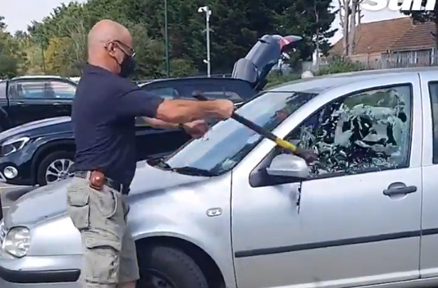 Βρετανία: Κλείδωσε τον σκύλο του στο αμάξι στους 34 βαθμούς – Η στιγμή που ένας κύριος τον σώζει