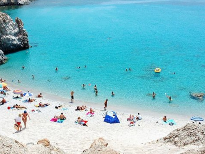 Μήλος: Η ελληνική παραλία που κολυμπάτε με δική σας ευθύνη