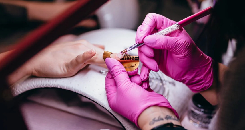 Γιατί η Ευρωπαϊκή Ένωση απαγόρευσε από 1η Σεπτεμβρίου ορισμένα τζελ νυχιών