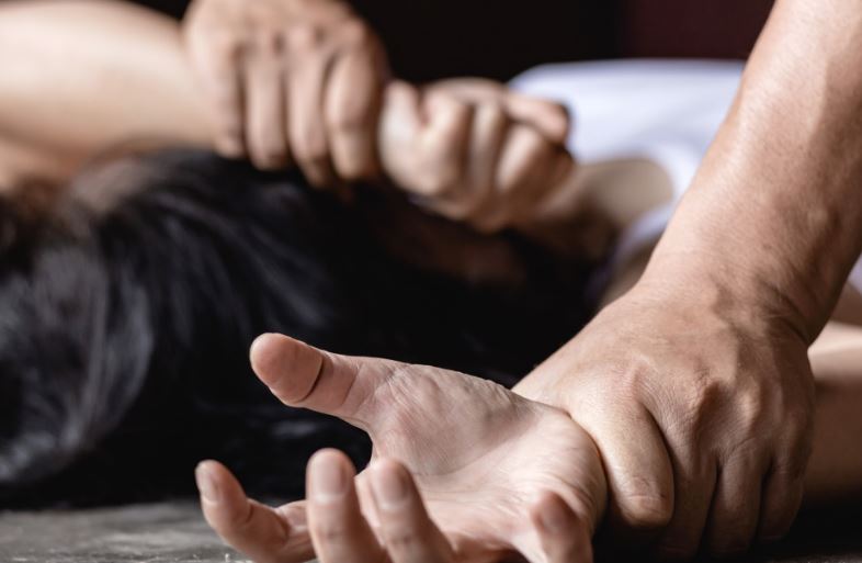 Μια γυναίκα δολοφονείται από δικό της άνθρωπο κάθε 10 λεπτά