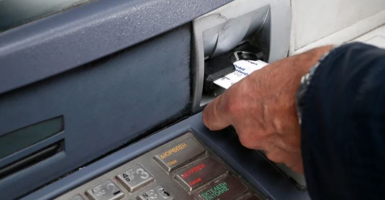 Έρχονται κατασχέσεις σε τραπεζικούς λογαριασμούς – Για χρέη από 500 ευρώ