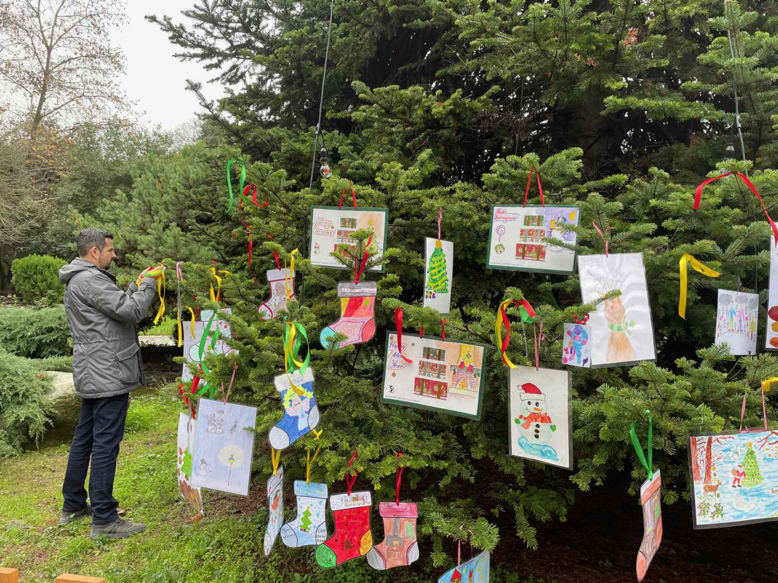 Δήμος Κατερίνης – Δημοτικό Πάρκο: Το «Δέντρο των Ευχών» στόλισαν τα παιδιά των δημοτικών σχολείων