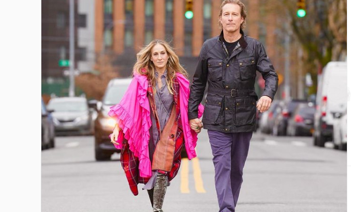 «And Just Like That…»: Επιστρέφει ο Έινταν, οι φωτογραφίες χέρι-χέρι με την Κάρι