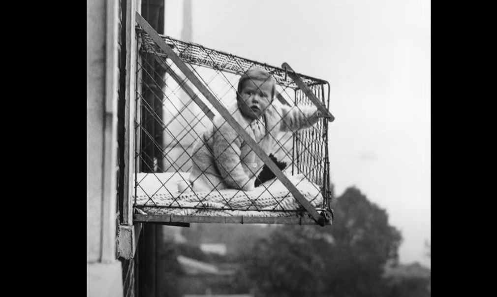 Η παράξενη και σύντομη ιστορία των κλουβιών με τα μωρά στα παράθυρα