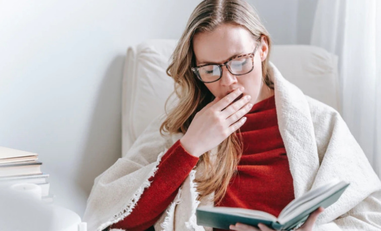 Γιατί χασμουριόμαστε όταν νυστάζουμε