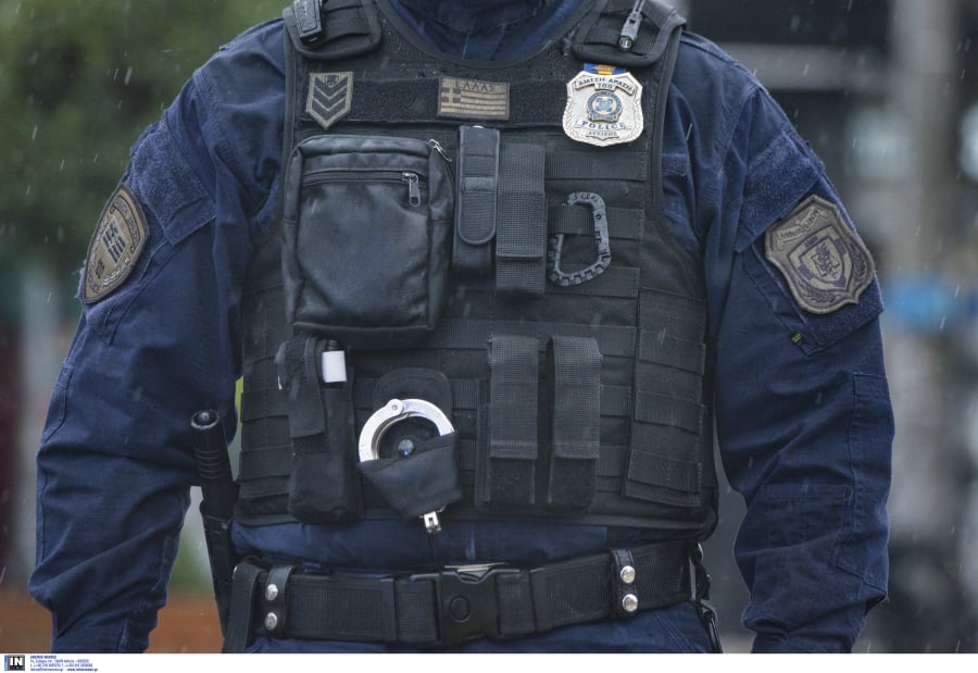 Συνεχίζει την προκλητική συμπεριφορά ο αστυνομικός της Βουλής – Ερωτήματα για την αδράνεια γιατρών