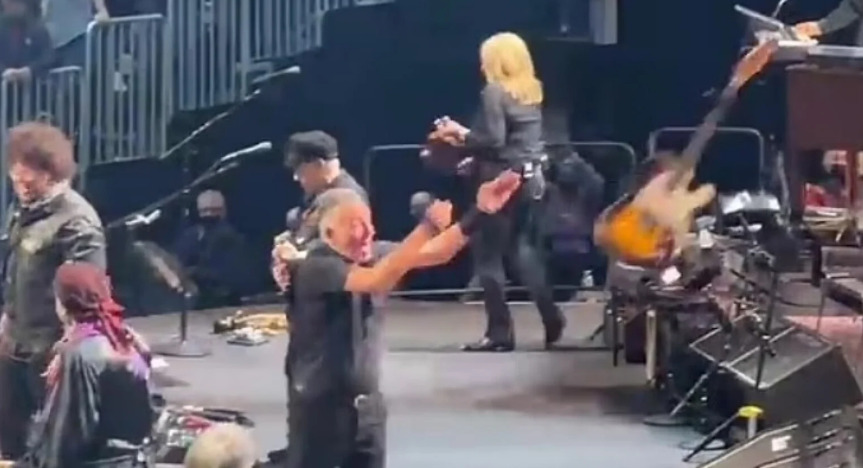 Ο Μπρους Σπρίνγκστιν εκτόξευσε την κιθάρα του και προσγειώθηκε σε τεχνικό