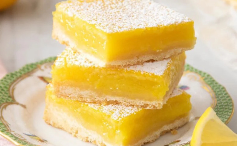 Απολαυστικές μπάρες λεμονιού με τραγανή κρούστα και λαχταριστή γέμιση λεμονιού