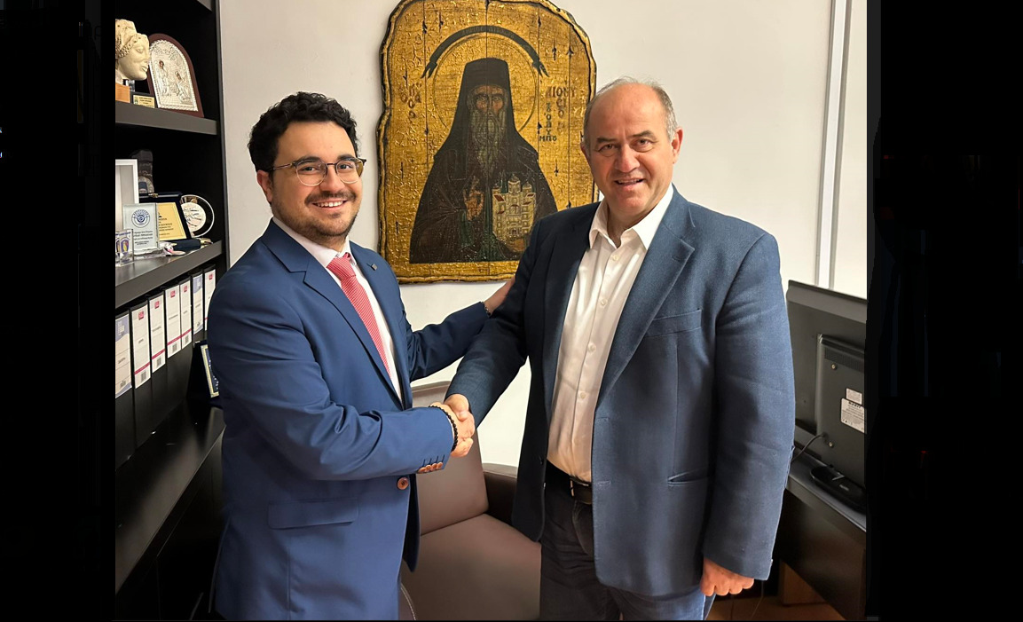 O Γιώργος Μανίκας στο πλευρό του Βαγγέλη Γερολιόλου