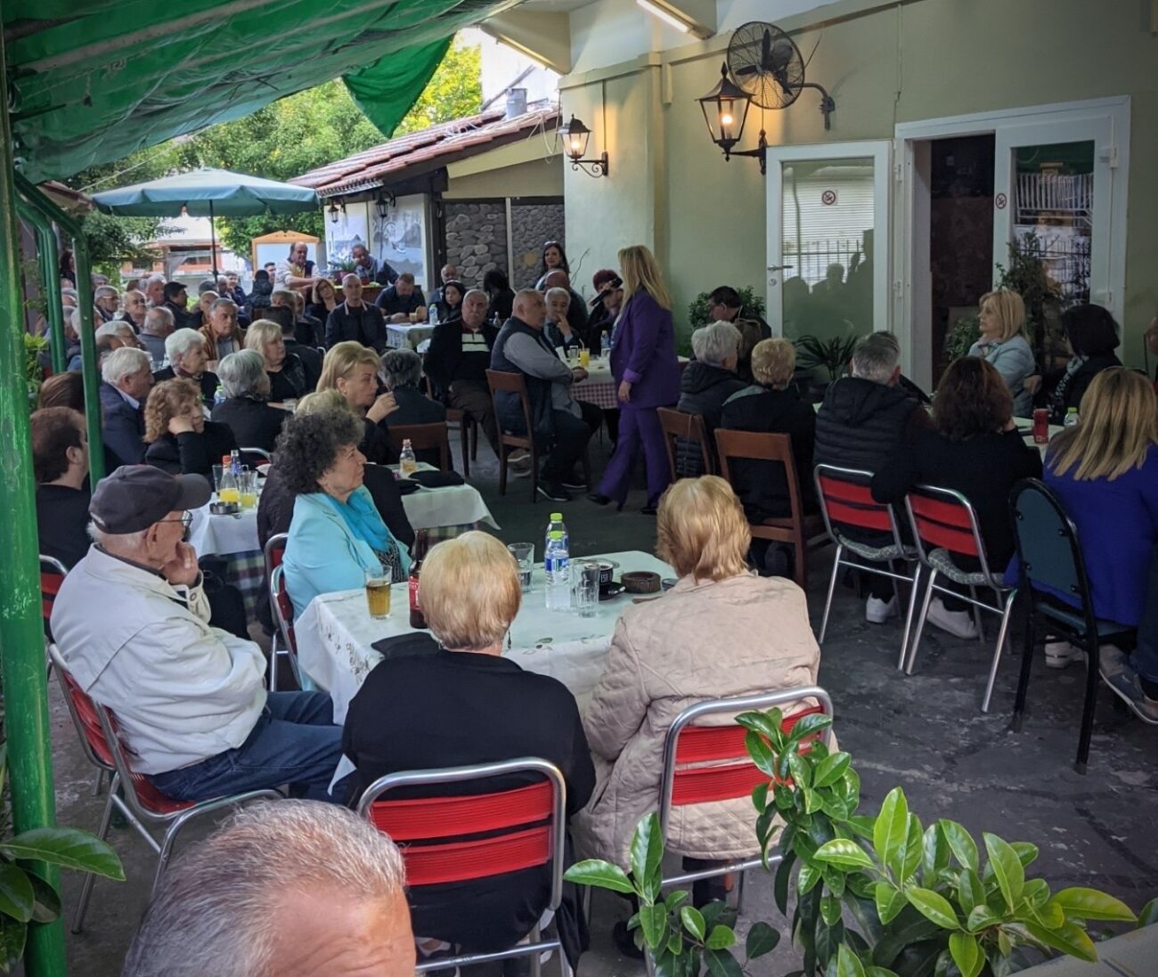 Άννα Μάνη – Παπαδημητρίου: Μαζική προσέλευση και έντονος παλμός στη συγκέντρωση στον Κορινό