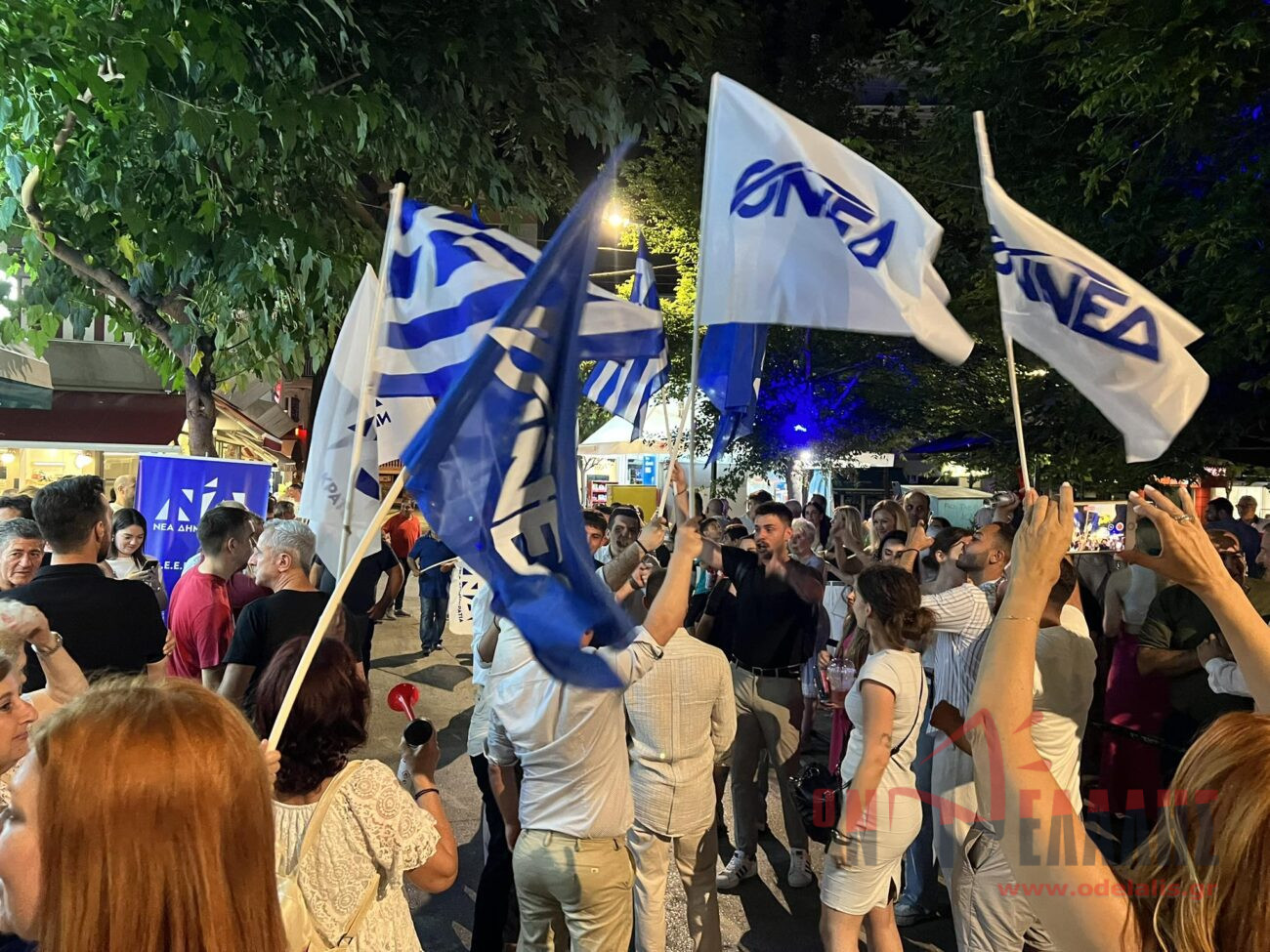 ΤΩΡΑ: Πανηγυρισμοί στο εκλογικό κέντρο της ΝΔ στην Κατερίνη {ΕΙΚΟΝΕΣ & ΒΙΝΤΕΟ}