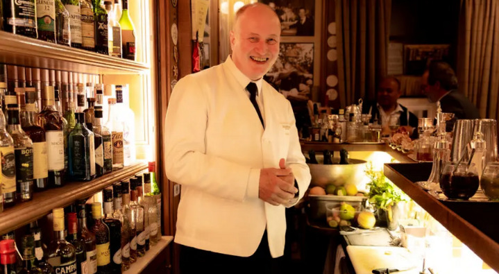 Ο μπάρμαν που σέρβιρε την Κέιτ Μος και «όλους τους Τζέιμς Μποντ» δεν είναι πια στο Ritz