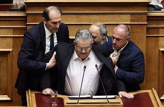 Προγραμματικές Δηλώσεις: Αδιαθεσία Κουτσούμπα ενώ βρισκόταν στο βήμα της Βουλής