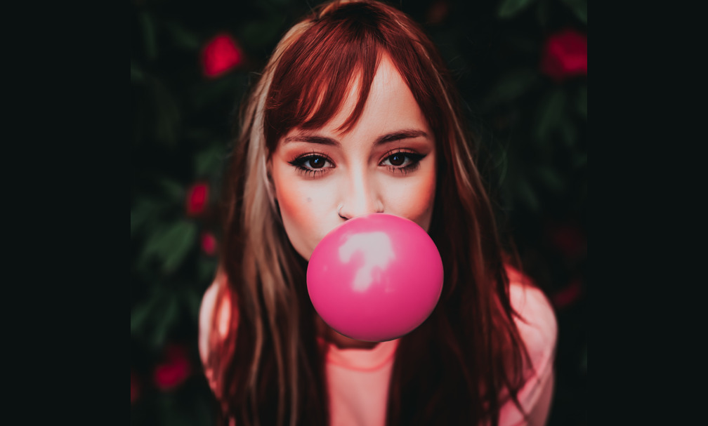 «Αν καταπιείς τσίχλα, μένει στο στομάχι 7 χρόνια» μας έλεγαν – Τι ισχύει τελικά