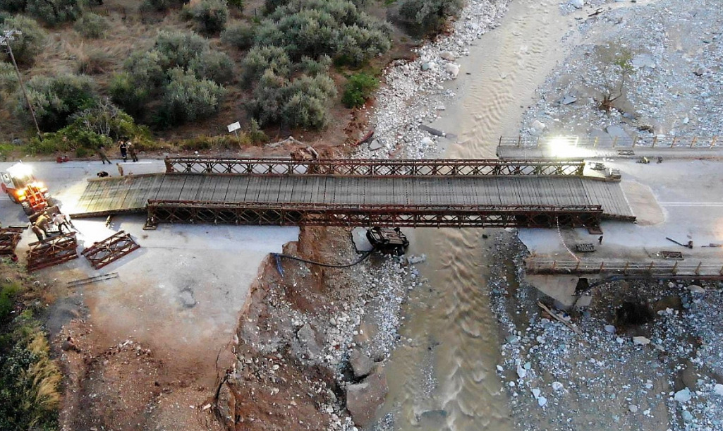 Μέσα σε 30 ώρες οι ένοπλες δυνάμεις έφτιαξαν μεταλλική γέφυρα στο Πήλιο