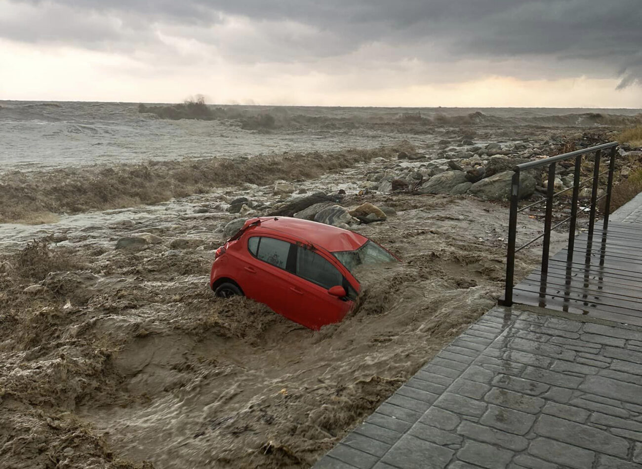 Κακοκαιρία Daniel: Η νεροποντή καταπίνει λεωφορείο στο Βόλο – Αυτοκίνητα στο Πήλιο χάνονται στη θάλασσα (ΒΙΝΤΕΟ)