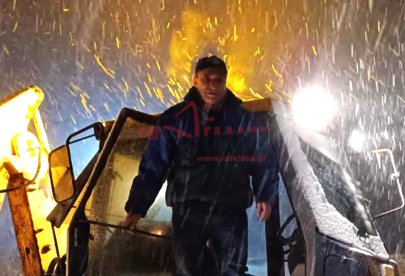 «Παλιά του τέχνη κόσκινο»! Ο Δήμαρχος Πύδνας Κολινδρού Χρ. Κομπατσιάρης στην πρώτη γραμμή του αποχιονισμού {ΕΙΚΟΝΕΣ}