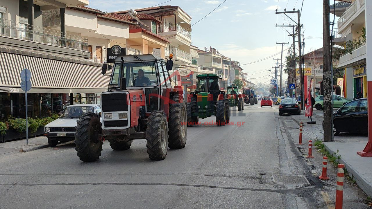 ΚΑΤΕΡΙΝΗ – ΤΩΡΑ: Με τα τρακτέρ στο κέντρο της πόλης οι αγρότες {ΕΙΚΟΝΕΣ & ΒΙΝΤΕΟ}