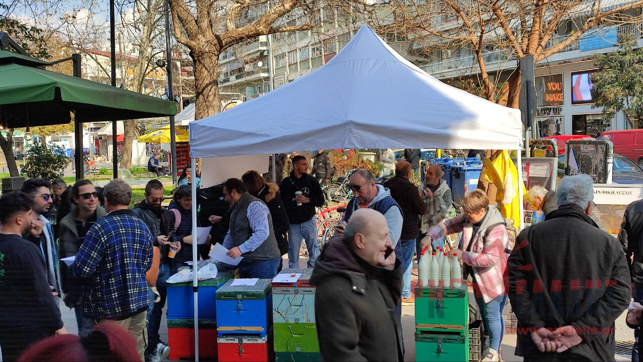 Κατερίνη: Κτηνοτρόφοι και Μελισσοκόμοι μοίρασαν πρόβειο γάλα και μέλι σε πρωτότυπη διαμαρτυρία