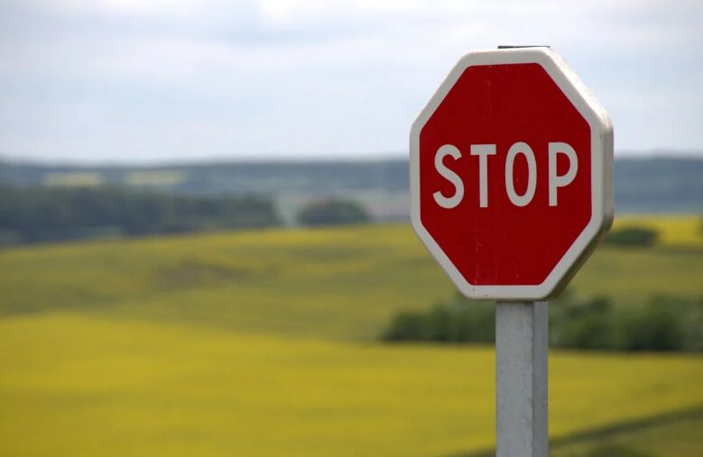 Γιατί η πινακίδα του STOP είναι οκτάγωνη;