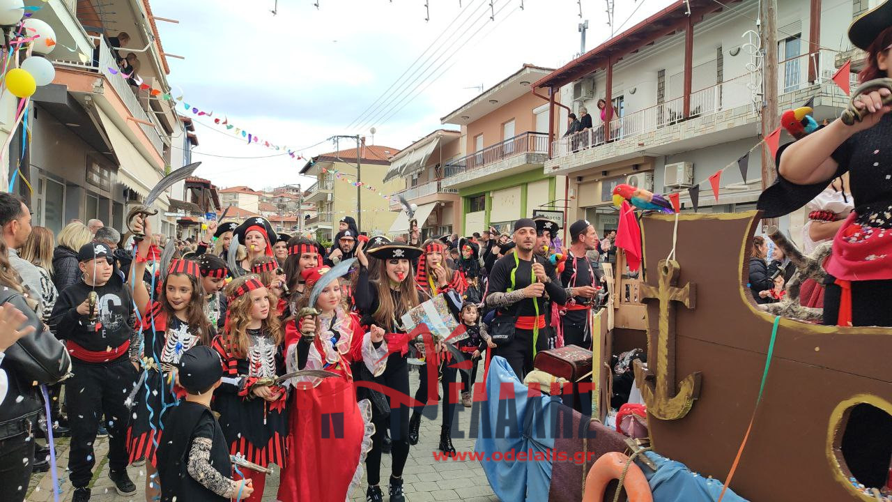 Φωτορεπορτάζ από την καρναβαλική παρέλαση στο Αιγίνιο