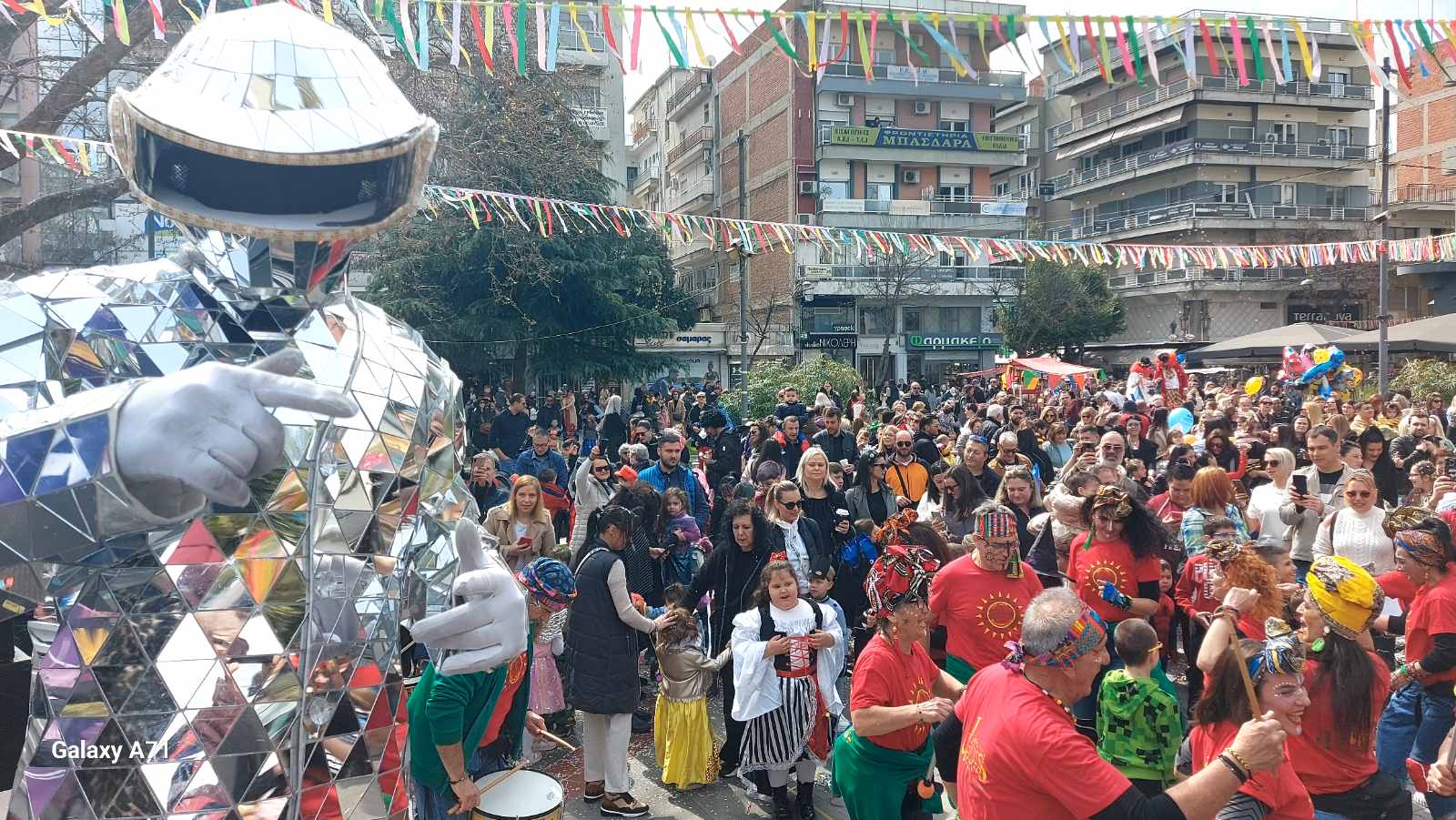 MASQUERINI 2024: Κέφι, χρώμα & πλήθος κόσμου στις αποκριάτικες εκδηλώσεις