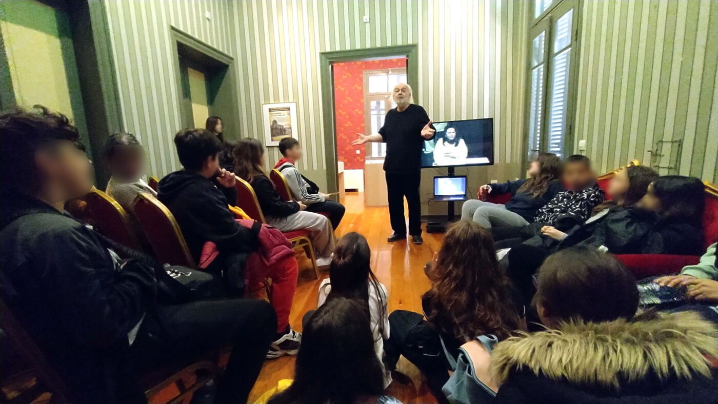 Ξεναγήσεις μαθητών στην έκθεση για τα 44 χρόνια του Θεάτρου Πήγασος