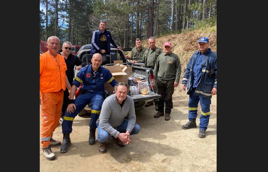Φωτιά – Πιέρια: Κυνηγοί μοίρασαν τρόφιμα στους πυροσβέστες
