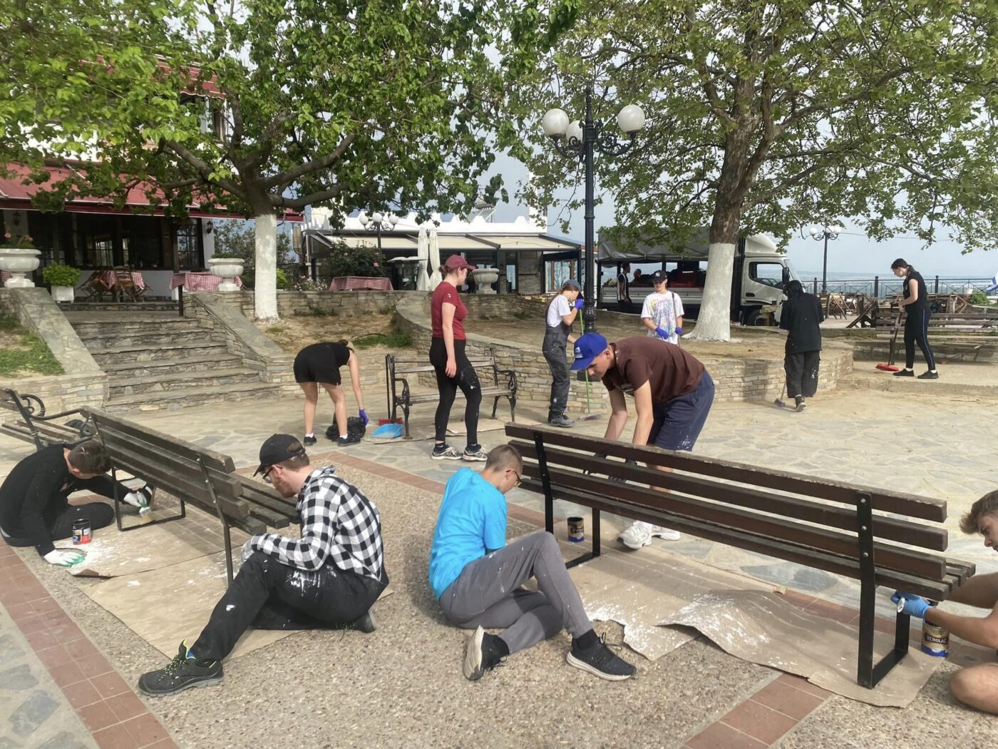 Μαθητές από την Πολωνία συμβάλουν στον καλλωπισμό του Παντελεήμονα!