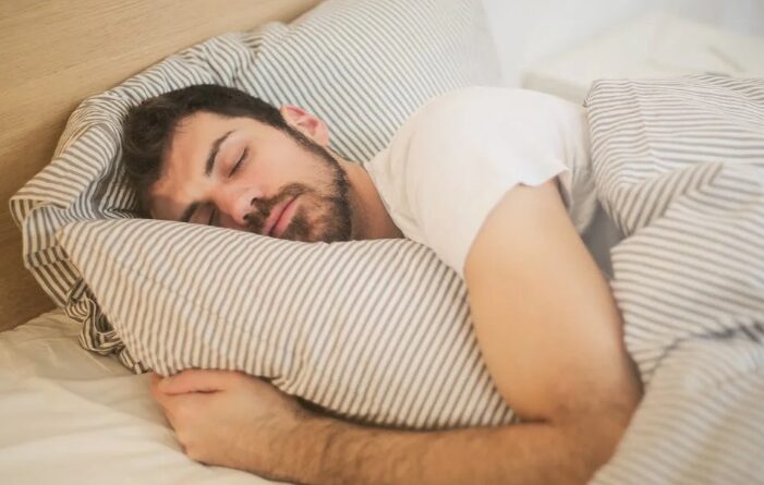 Ποια είναι η καλύτερη στάση ύπνου σύμφωνα με τους ειδικούς