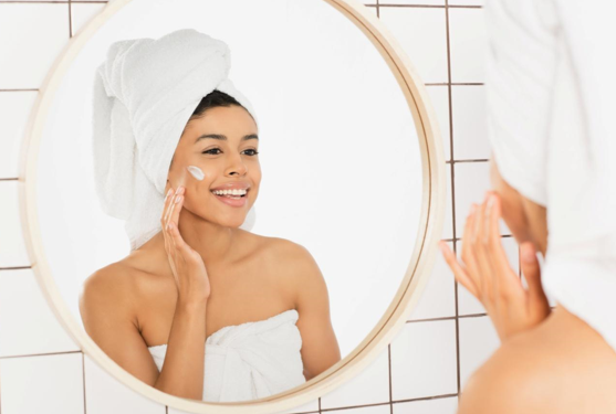 Δερματολόγος αποκαλύπτει: Πώς θα αποφύγεις την πρόωρη γήρανση το χειμώνα