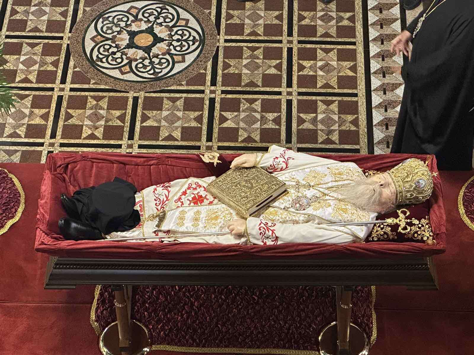 Το σκήνωμα του Μακαριστού Μητροπολίτη Αγαθονίκου σε δημόσιο προσκύνημα