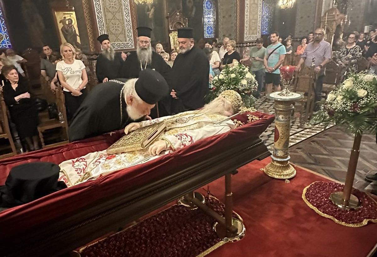 Συνεχίζεται το λαϊκό προσκύνημα στη σορό του Μητροπολίτη Αγαθόνικου