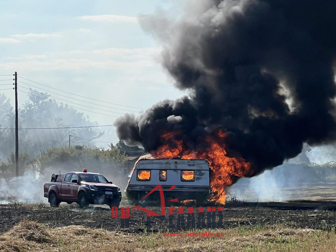 ΤΩΡΑ: Φωτιά σε χωράφια έξω από την Περίσταση – Καίγεται τροχόσπιτο (ΕΙΚΟΝΕΣ & ΒΙΝΤΕΟ)