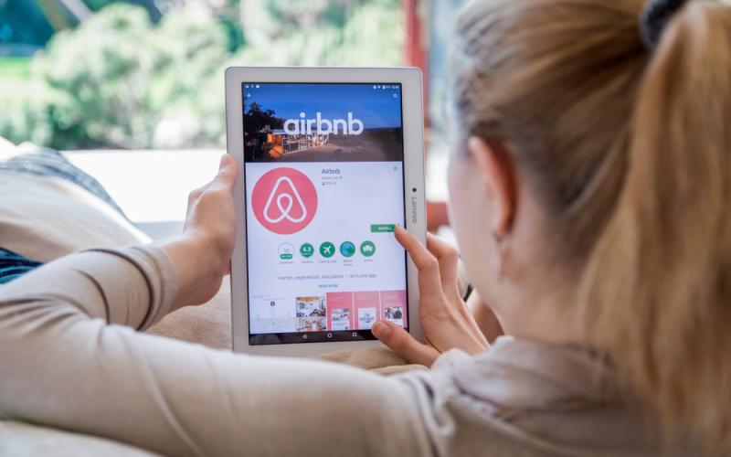Τέλη σε Airbnb και Booking: Τι ισχύει σήμερα με απλά λόγια και παραδείγματα