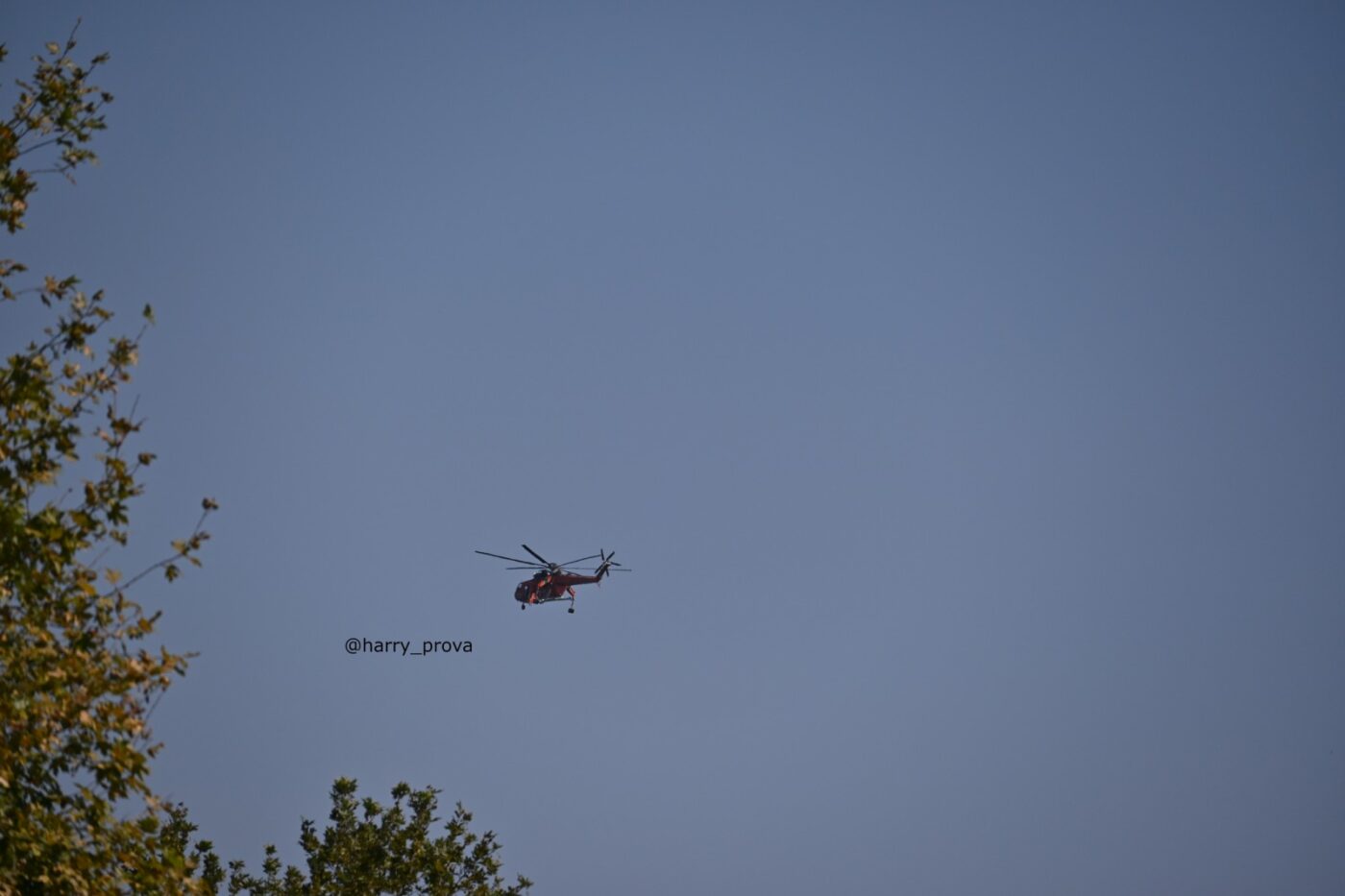 Σε εξέλιξη η επιχείρηση κατάσβεσης της πυρκαγιάς στον Όλυμπο