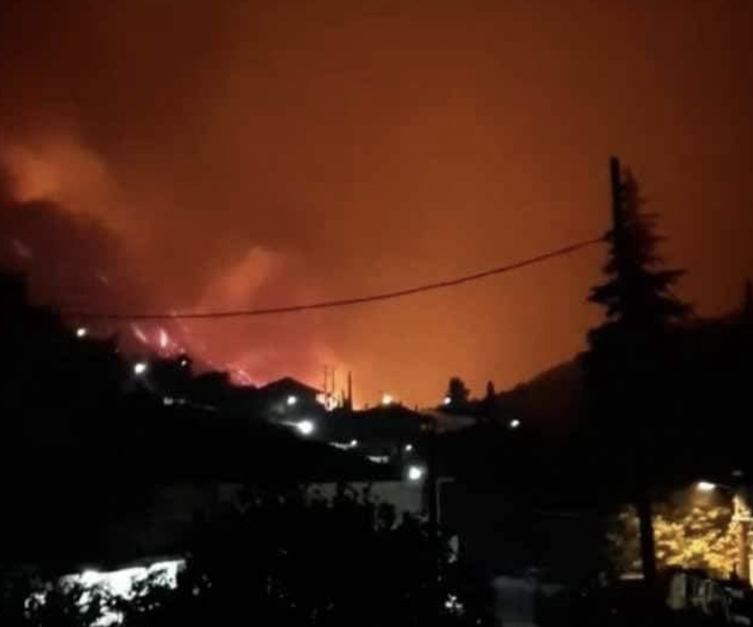 ΚΟΡΙΝΘΙΑ: Καίγονται σπίτια στο Ελληνικό – Ήχησε πάλι το 112