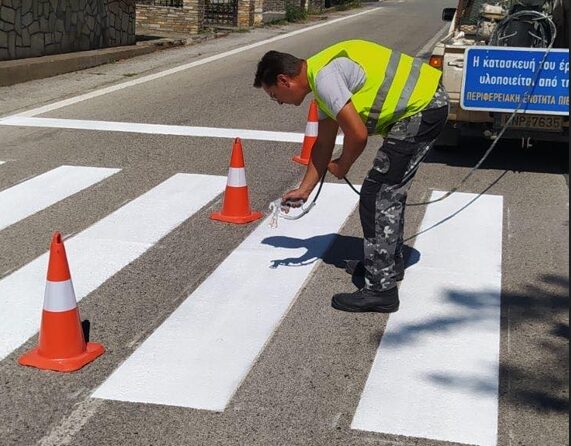 Εργασίες συντήρησης και βαψίματος των διαβάσεων στο οδικό δίκτυο αρμοδιότητας της Π.E. Πιερίας