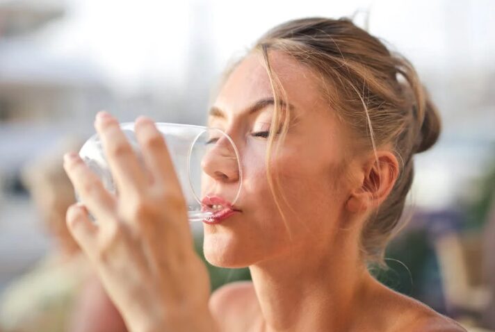 Πόσα ποτήρια νερό πρέπει να καταναλώνετε την ημέρα