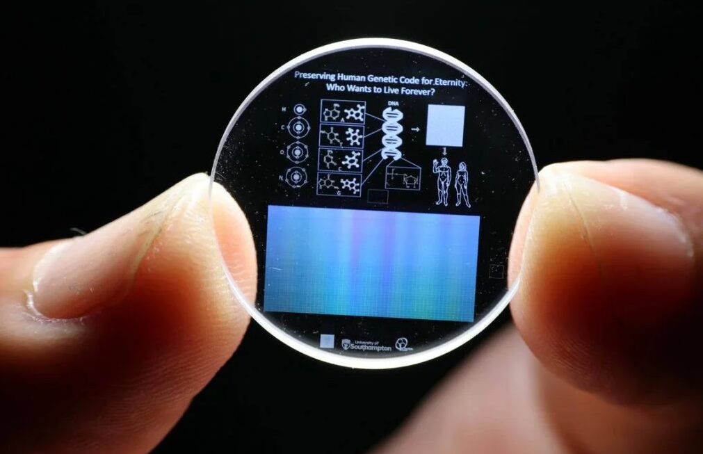 Επιστήμονες πέτυχαν αποθήκευση τεραστίων ποσοτήτων δεδομένων σε κρυστάλλους