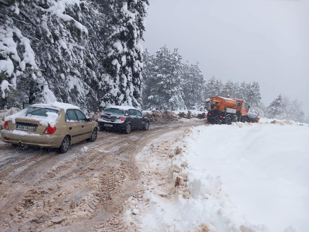 Όλυμπος: Πέντε αυτοκίνητα εγκλωβίστηκαν στα χιόνια