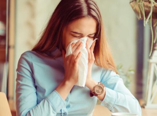 Εάν φέτος τα Χριστούγεννα δεν σταματάτε να φτερνίζεστε, υπάρχει εξήγηση