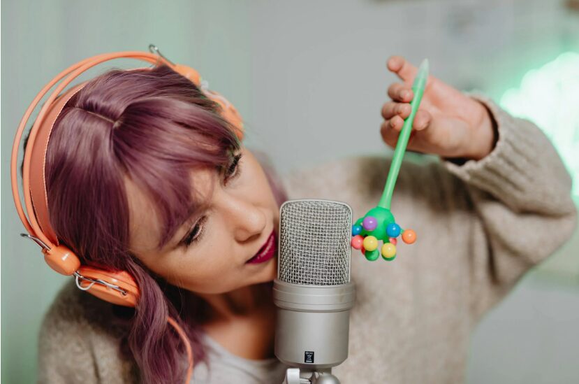 Οι νέοι ενήλικες λατρεύουν το ASMR, αλλά ο λόγος προκαλεί ανησυχία