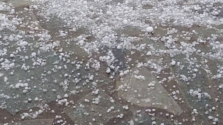 Σφοδρή χαλαζόπτωση στο Πολύκαστρο – Επιστρατεύτηκαν εκχιονιστικά για τον καθαρισμό των δρόμων