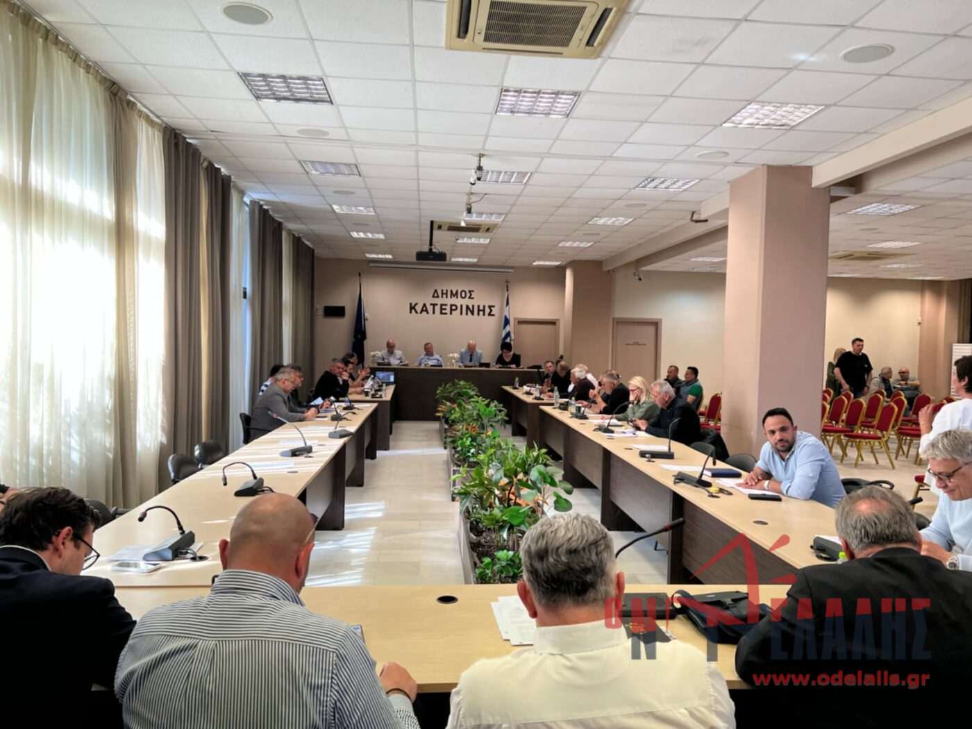 ΠΡΙΝ ΑΠΟ ΛΙΓΟ: Χάος στο Δημοτικό Συμβούλιο Κατερίνης – Αιχμές για τα οικονομικά  και απευθείας αναθέσεις «τίναξαν» τη συνεδρίαση στον αέρα
