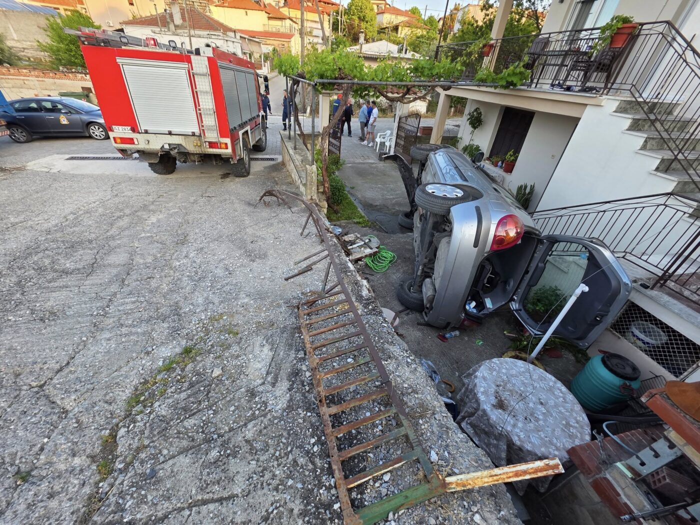 Αιγίνιο: Αυτοκίνητο κατέληξε σε αυλή σπιτιού