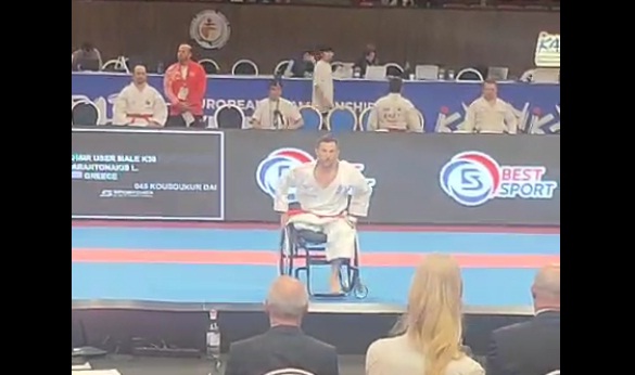 Το αναπηρικό αμαξίδιο δεν τον σταμάτησε: Ο Καραντωνάκης έγραψε ιστορία στο Ευρωπαϊκό Πρωτάθλημα Παρά-Καράτε (vid)