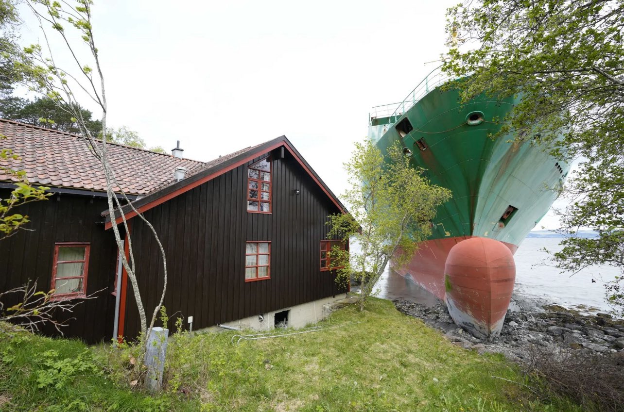 Νορβηγία: Ένα γιγάντιο πλοίο προσάραξε έξω από το… σπίτι του – Δεν πίστευε στα μάτια του ο ιδιοκτήτης!