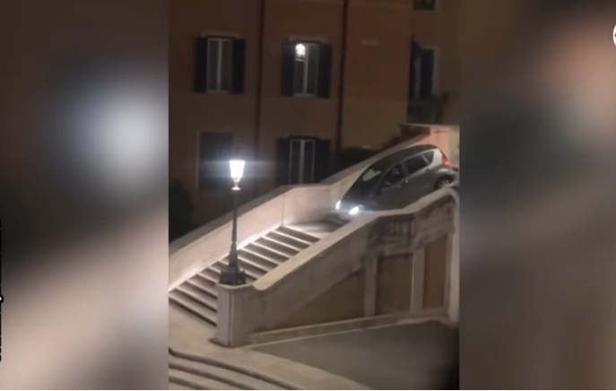 Ρώμη: 81χρονος οδηγός «κόλλησε» στην Ισπανική Σκάλα! (vid)